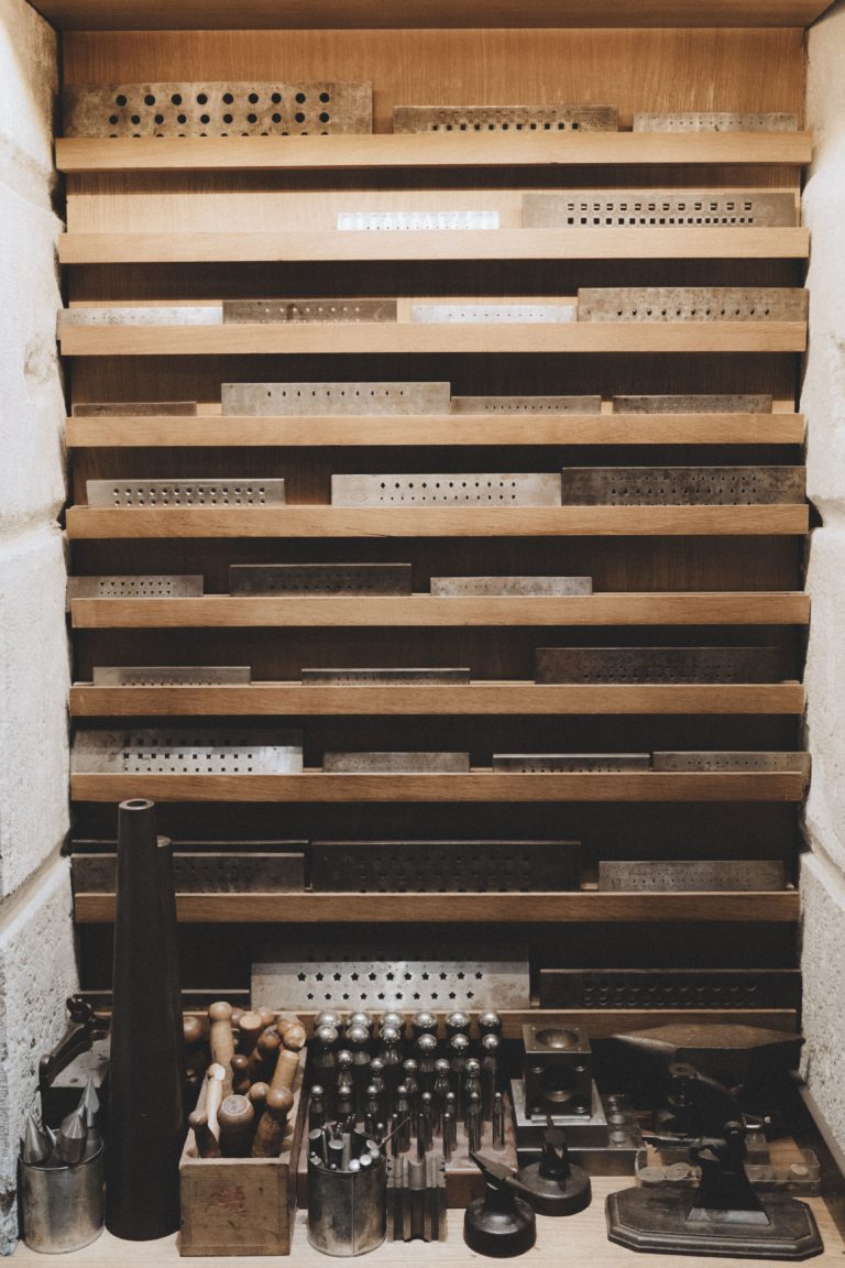 etagere moules plaques formes diametres Filières Triboulets Boutroles acier et bois Bigorne