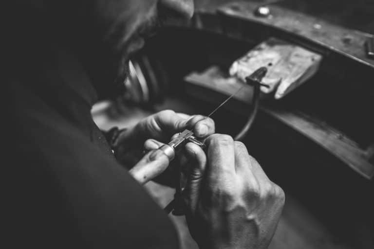 main scie joaillier bijoutier atelier artisan